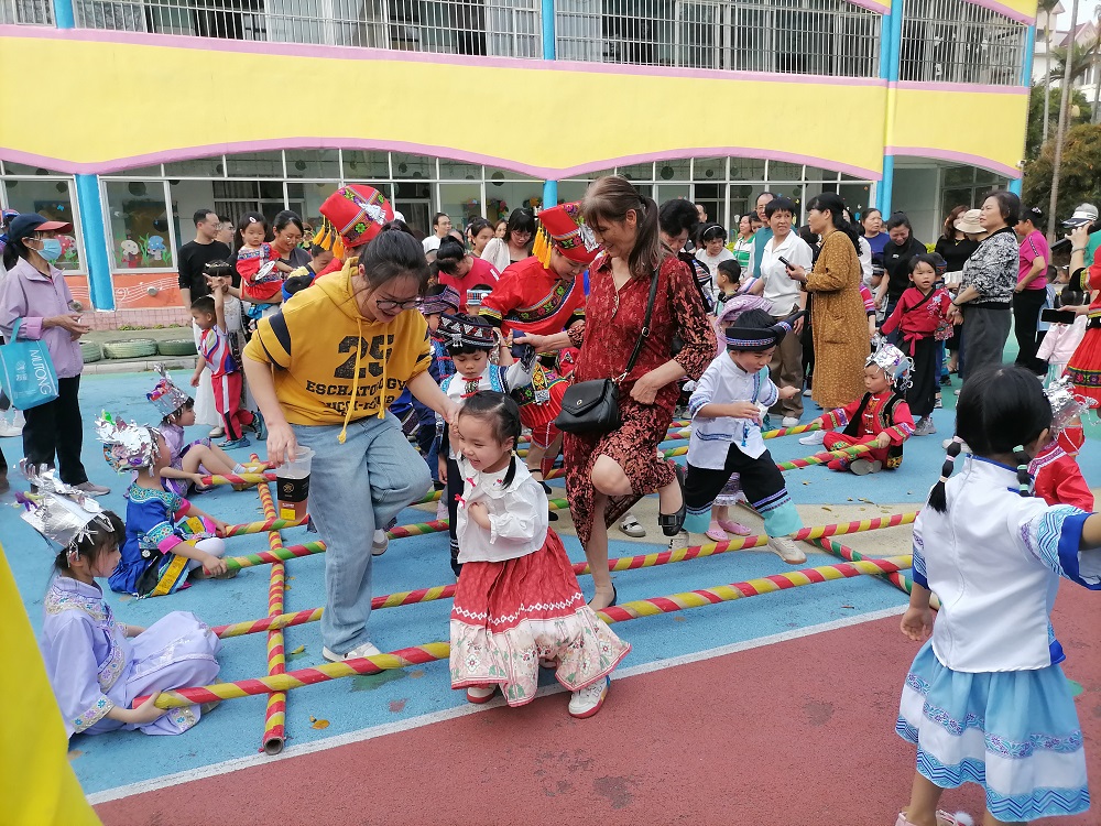 大手牽小手共跳竹竿舞1.jpg