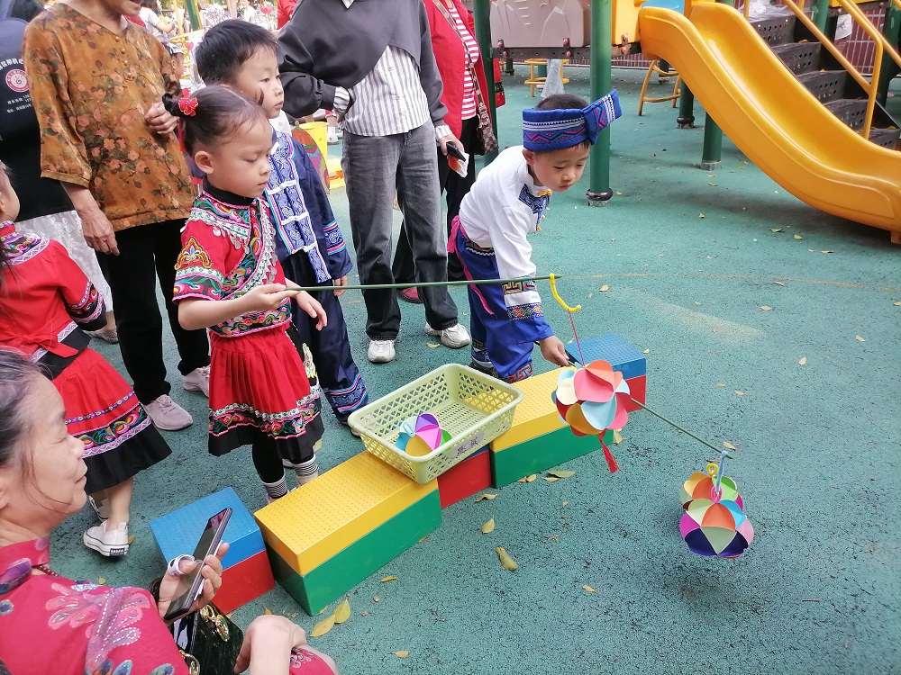 民俗趣味游園吸引眾多孩子參與1.jpg