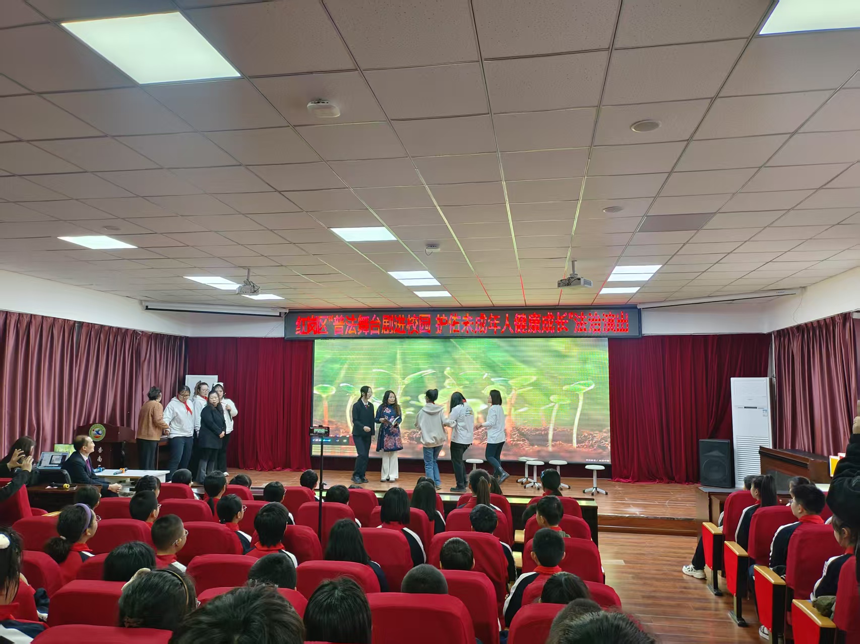 普法劇進(jìn)校園首場(chǎng)演出 (1).jpg