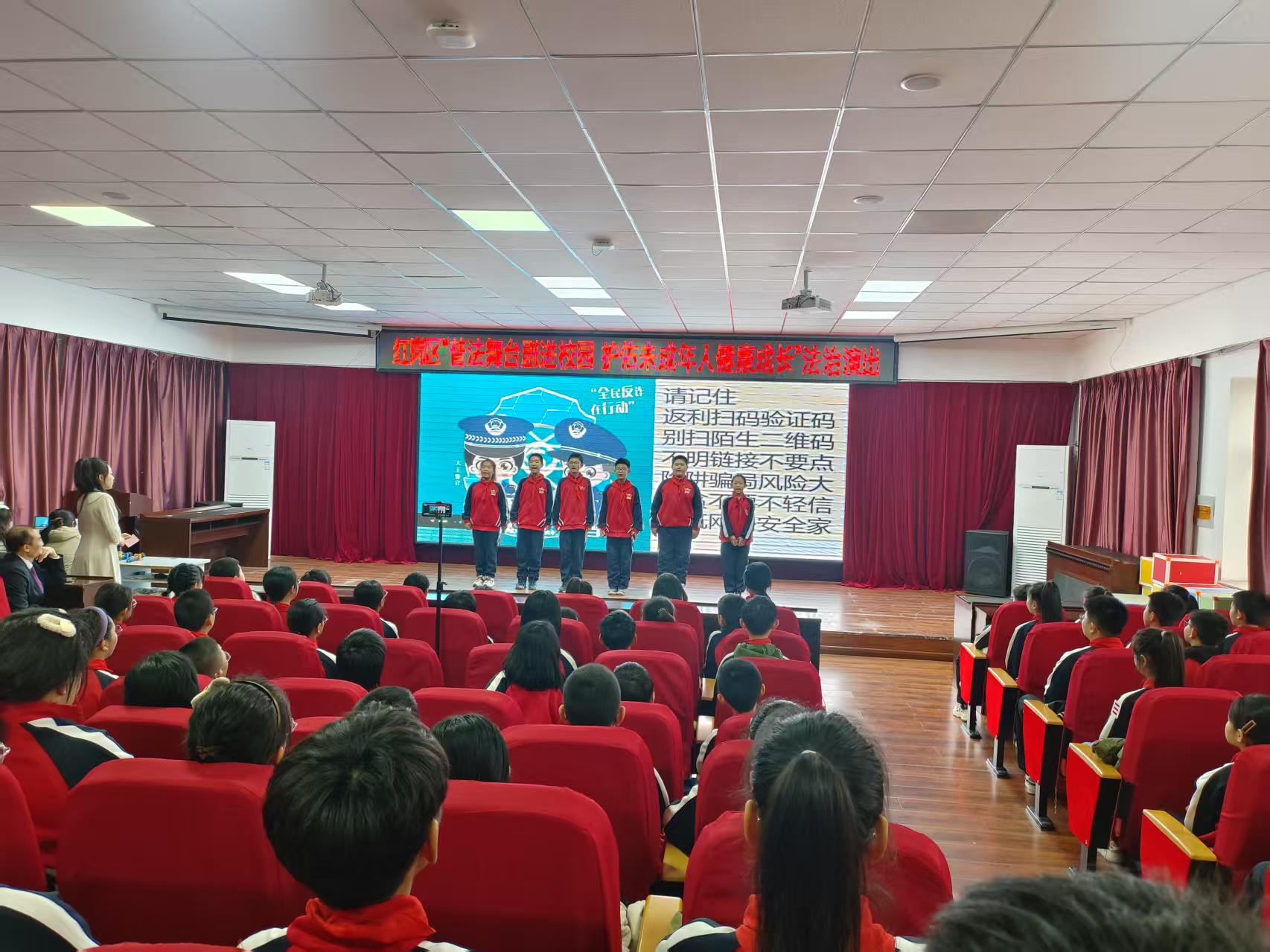 普法劇進(jìn)校園首場(chǎng)演出 (2).jpg