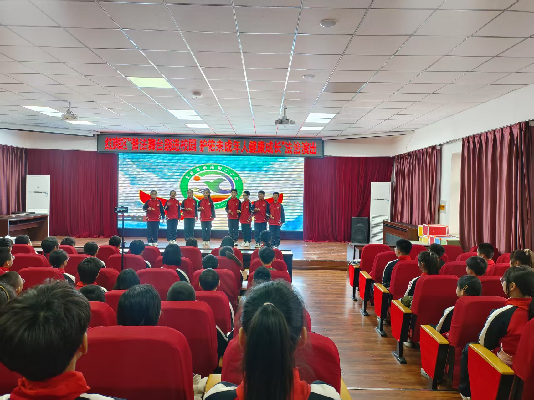 普法劇進(jìn)校園首場(chǎng)演出 (4).jpg