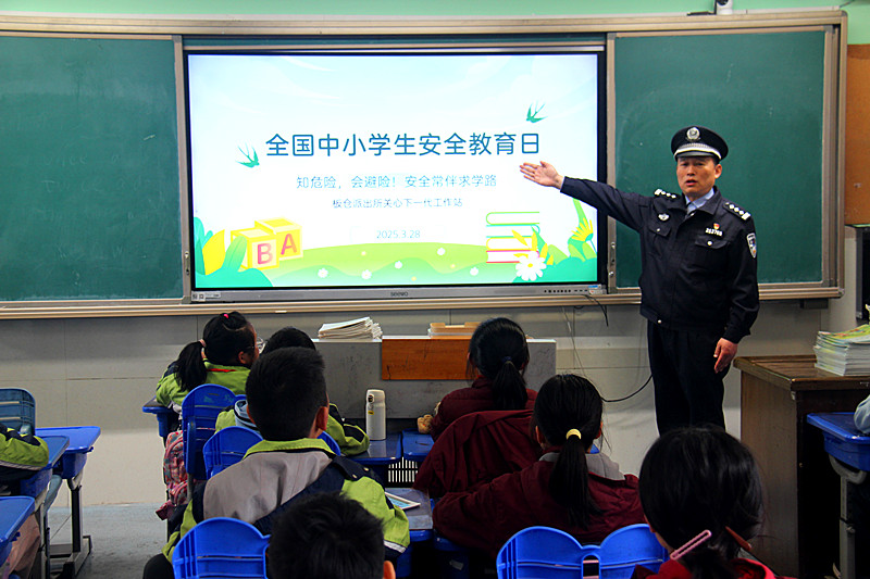 玄武湖街道聯合開展“全國中小學生安全教育日”主題宣傳，守護學生安全成長 (2).jpg