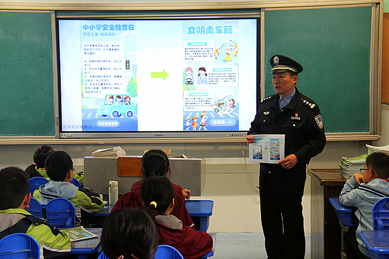 玄武湖街道聯合開展“全國中小學生安全教育日”主題宣傳，守護學生安全成長 (3).jpg
