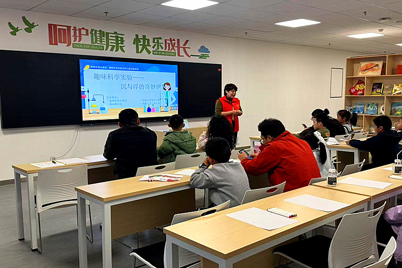 江蘇省南京市建鄴區南苑街道未保站聯合開展“沉與浮的奇妙世界”趣味科學實驗活動(2).jpg