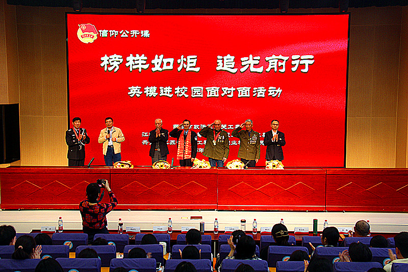 江蘇省南京市玄武區關工委青少年“大思政”宣講團走進南京工程高等職業學校，傳承紅色基因(4).jpg