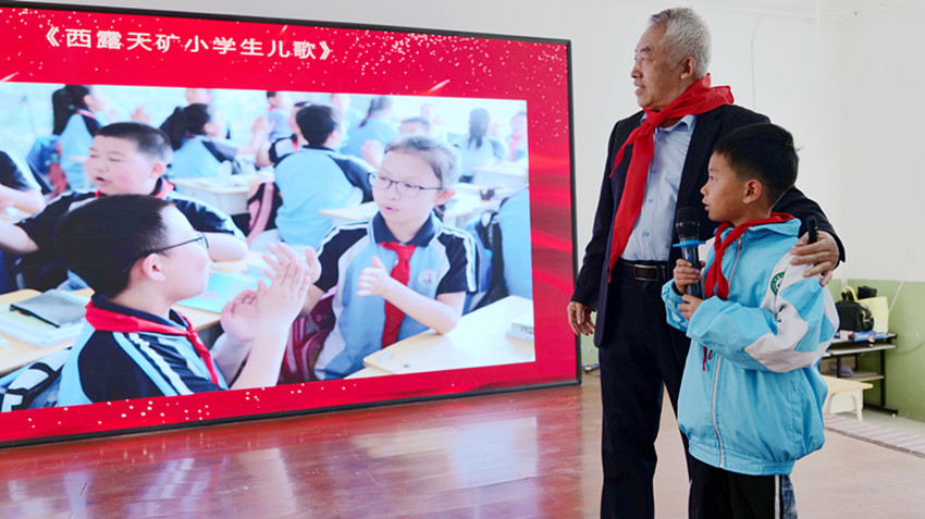 元寶山區(qū)西露天礦區(qū)小學關(guān)工委開展“五老”進校園活動照片7_副本.jpg